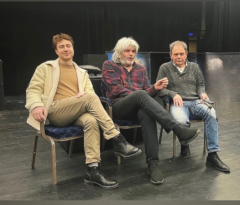 
							 | Legendás rockzenészek a színpadon 
							