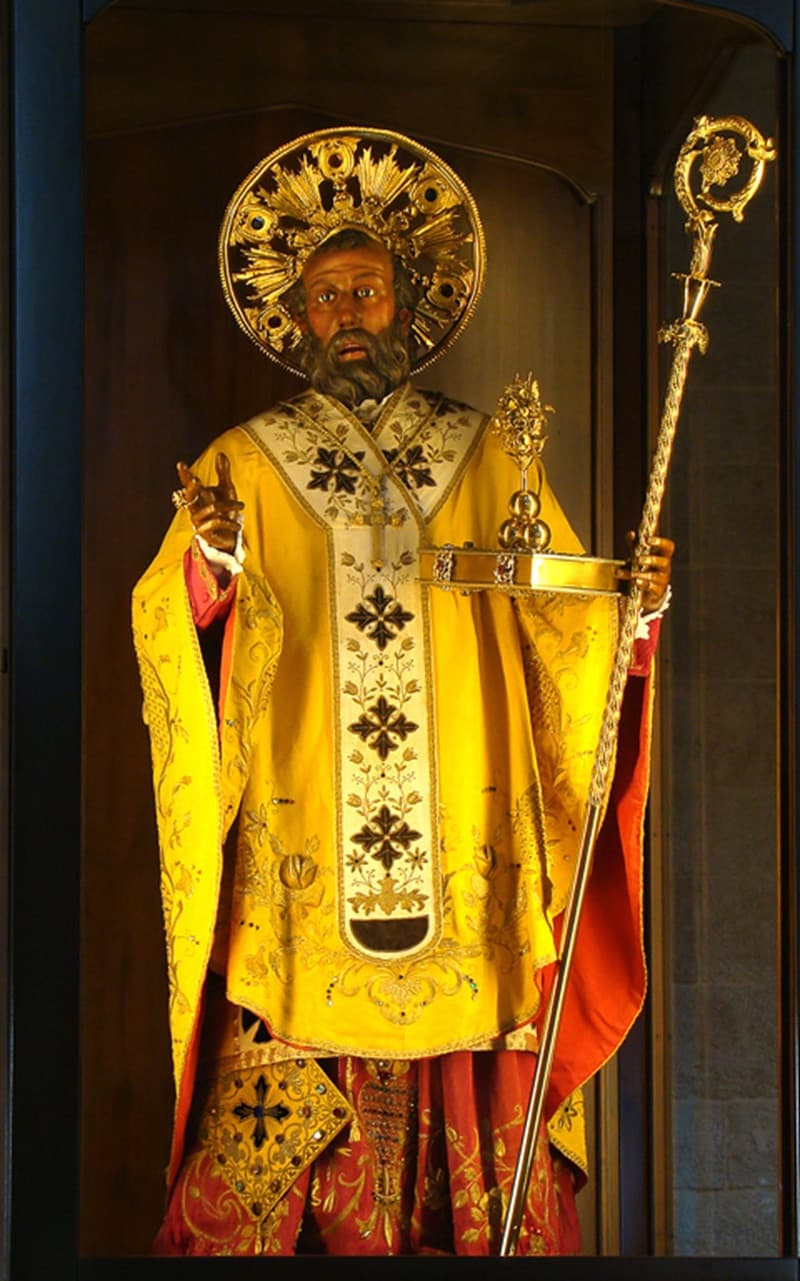 
							 Szent Miklós és püspöki ornátus| A Váci Egyházművészeti Gyűjteményben 
							