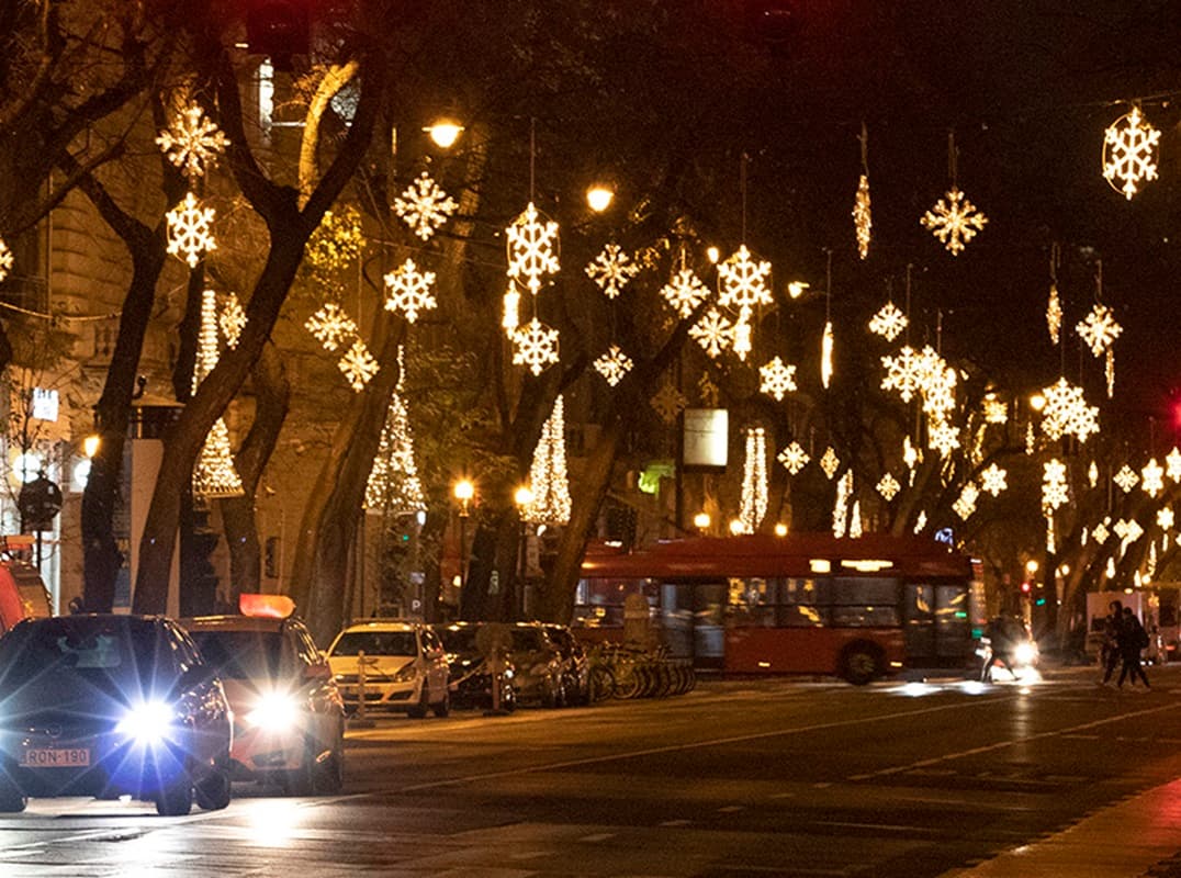 
							 Budapest adventi fénybe öltözött. De kik az "öltöztetők"?| Budapesti Dísz- és Közvilágítási Np. Kft|  
							