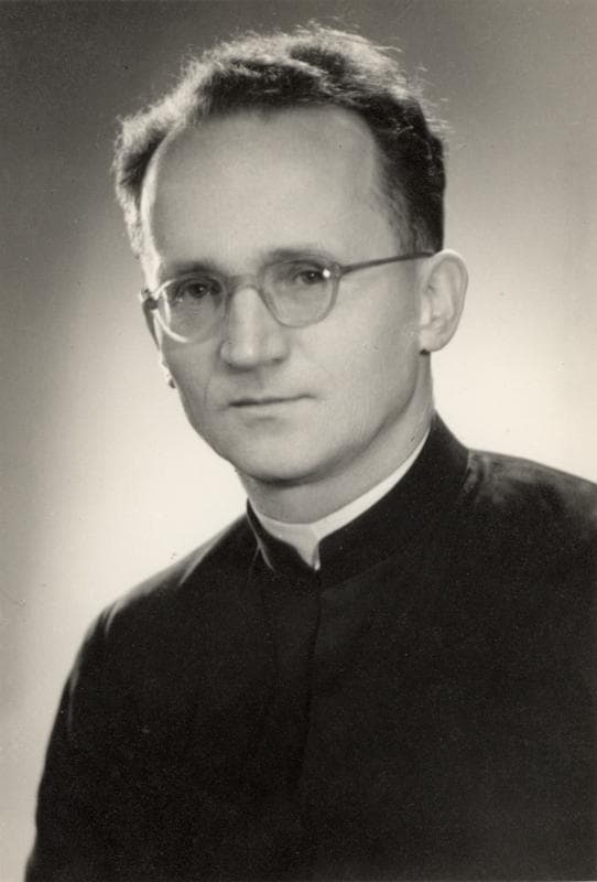 
							 A piarista informatikus - Száztíz éve született Kovács Mihály atya 
							