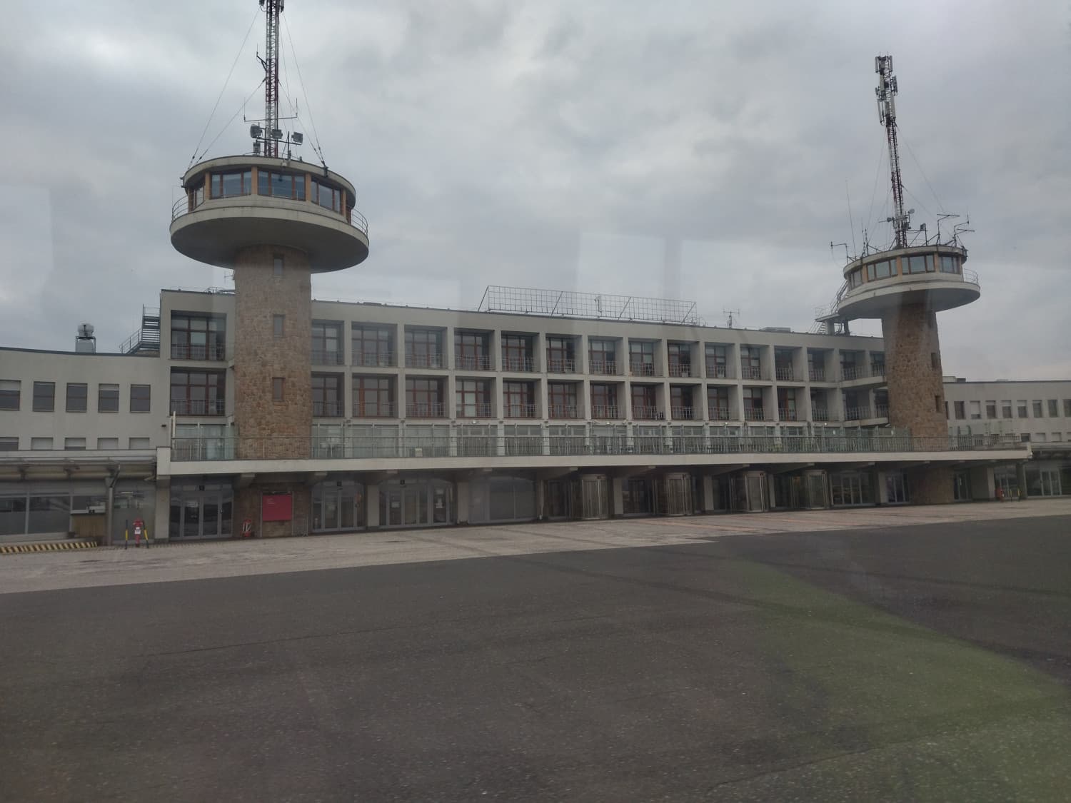 
							 Repülőtéri területek, melyeket az utazók nem, vagy csak részben láthatnak 
							