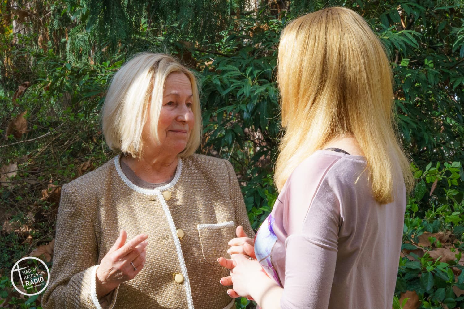 
							 Esztrehai Katalin író, dokumentumfilmessel könyveiről beszélgetünk. 
							