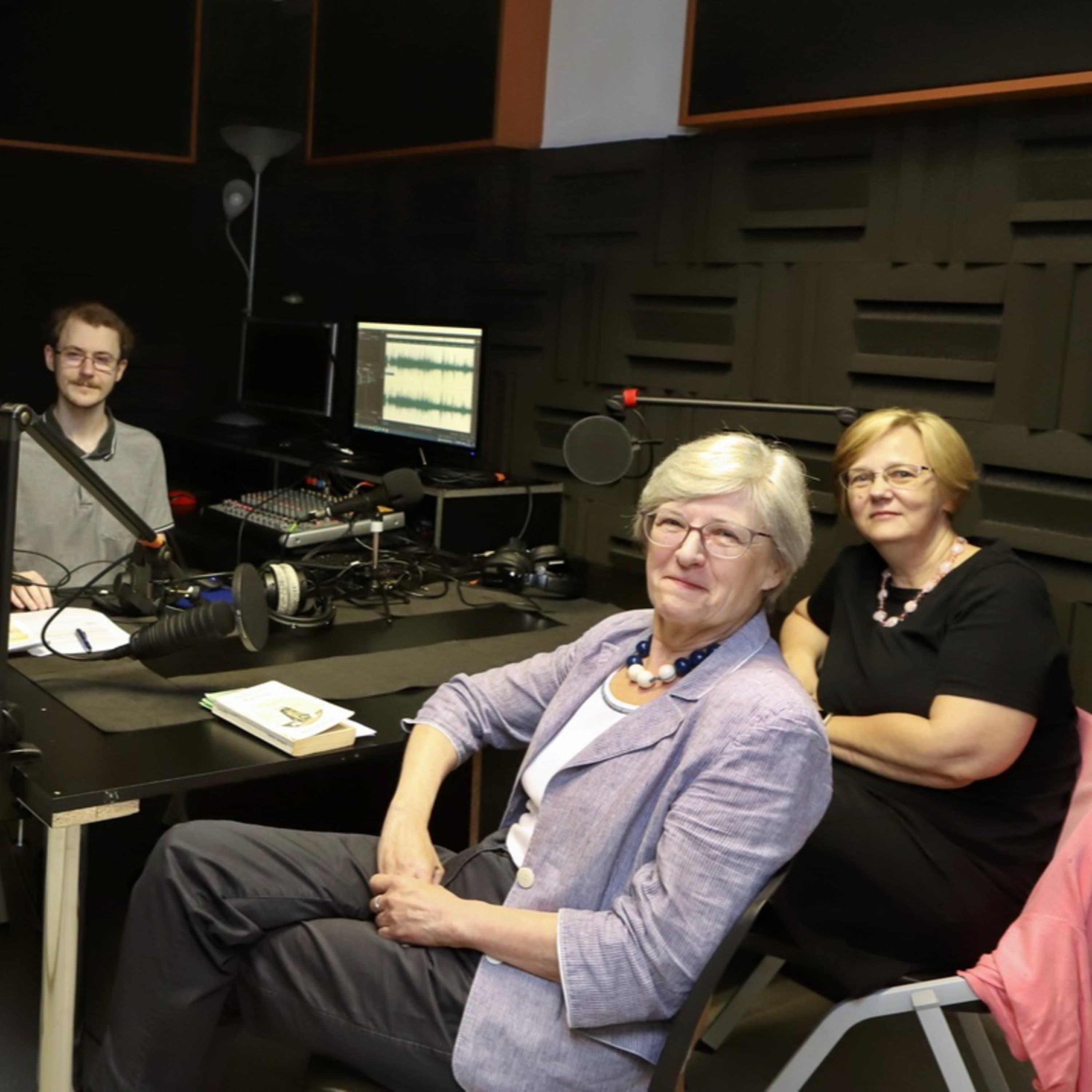 Hinek és behinek világa avagy létezhetünk-e közigazgatás nélkül? Szathmáry Sándor: Kazohinia (8. rész)