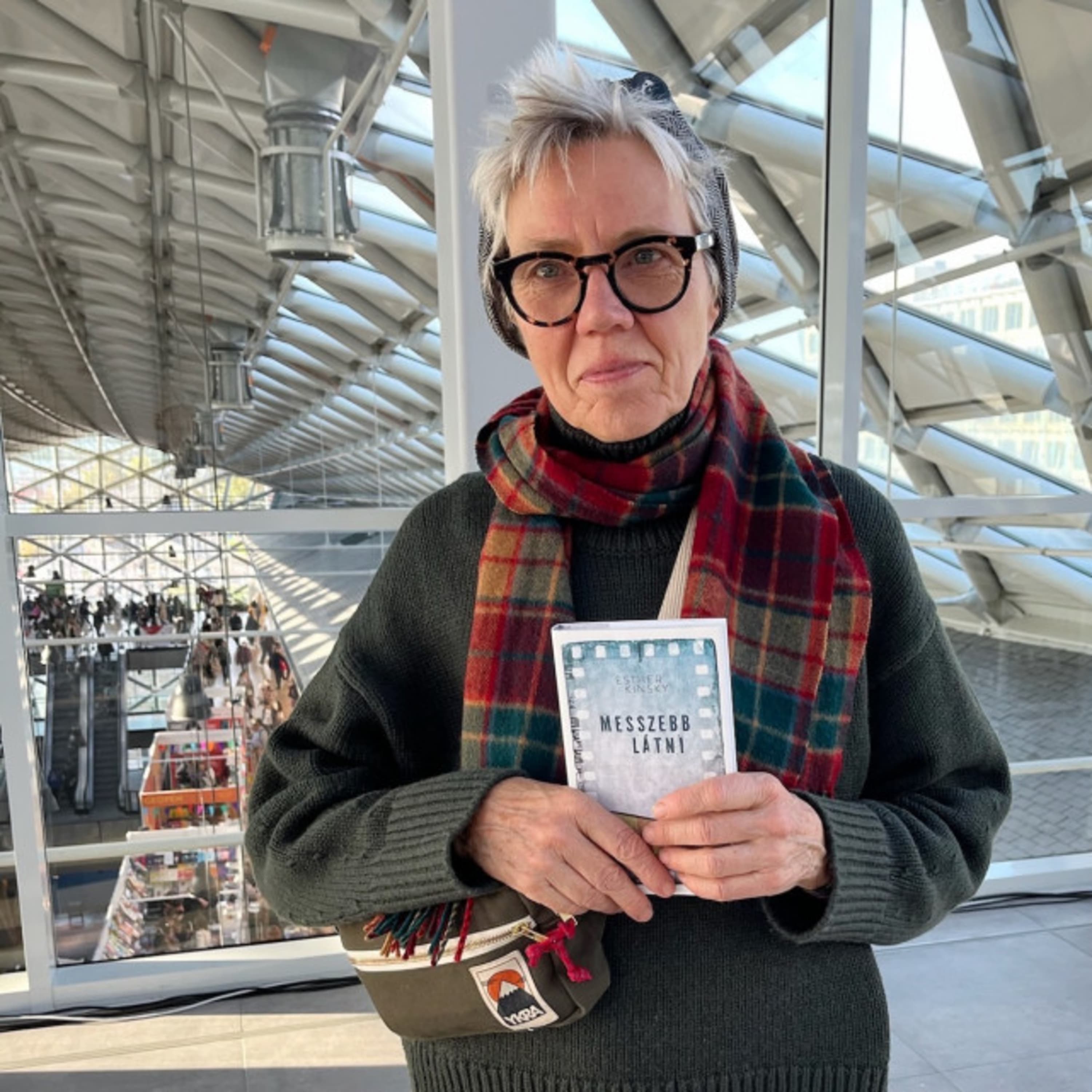 Ahogy tetszik – Kritikai podcast #42: Esther Kinsky Messzebb látni című könyvéről