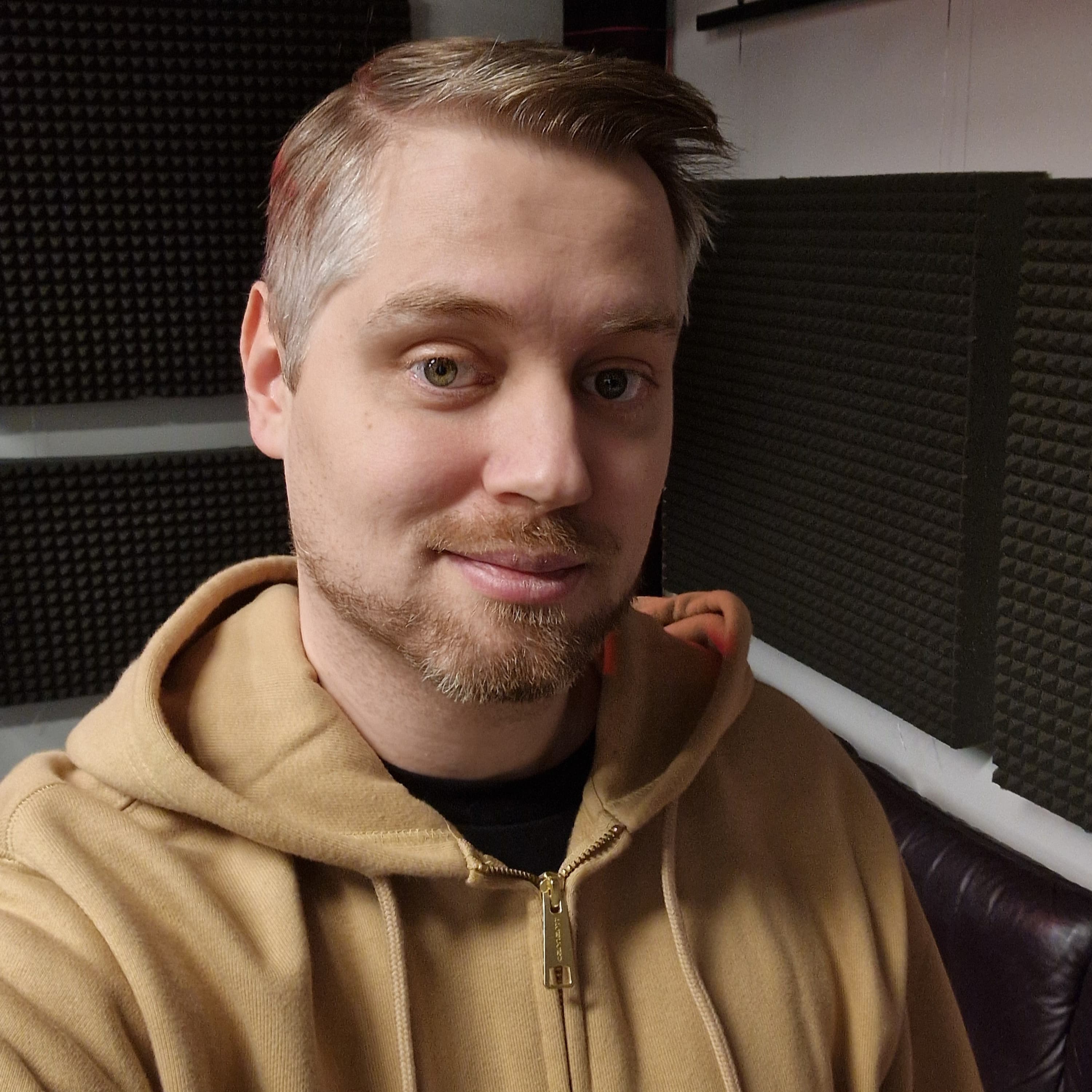 Pogány Induló-sorozat | "Nem azok a papírozós figurák" - Tóth Olivér Márk rendező