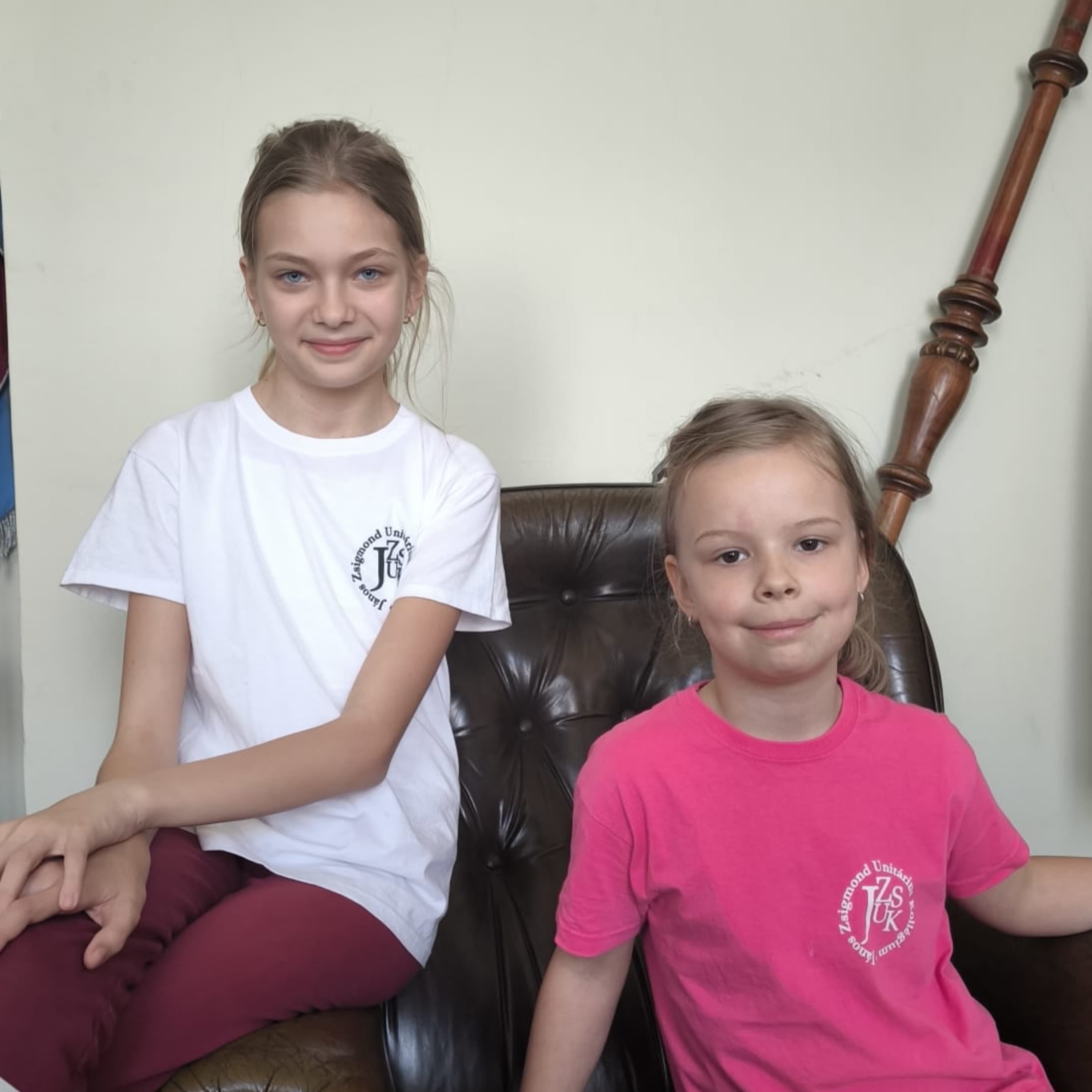 Kata és Eszter nagyon szereti a verseket