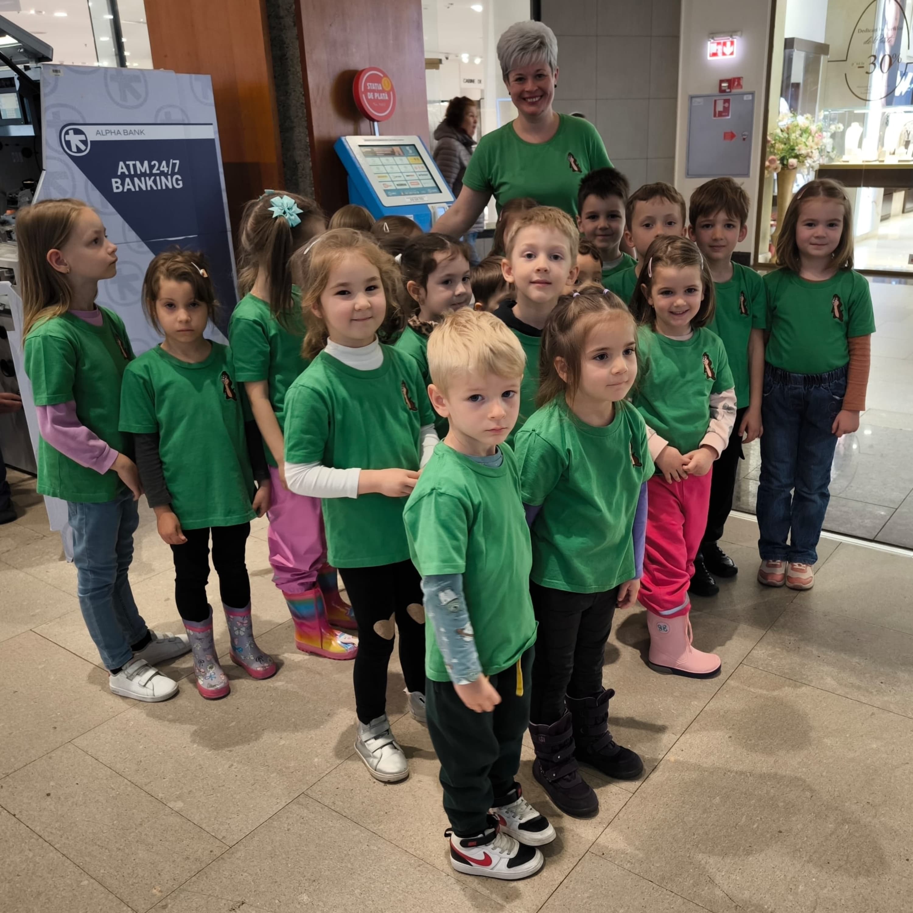 Villámcsődület utáni kisriport a plázában ovisokkal és kísérőikkel