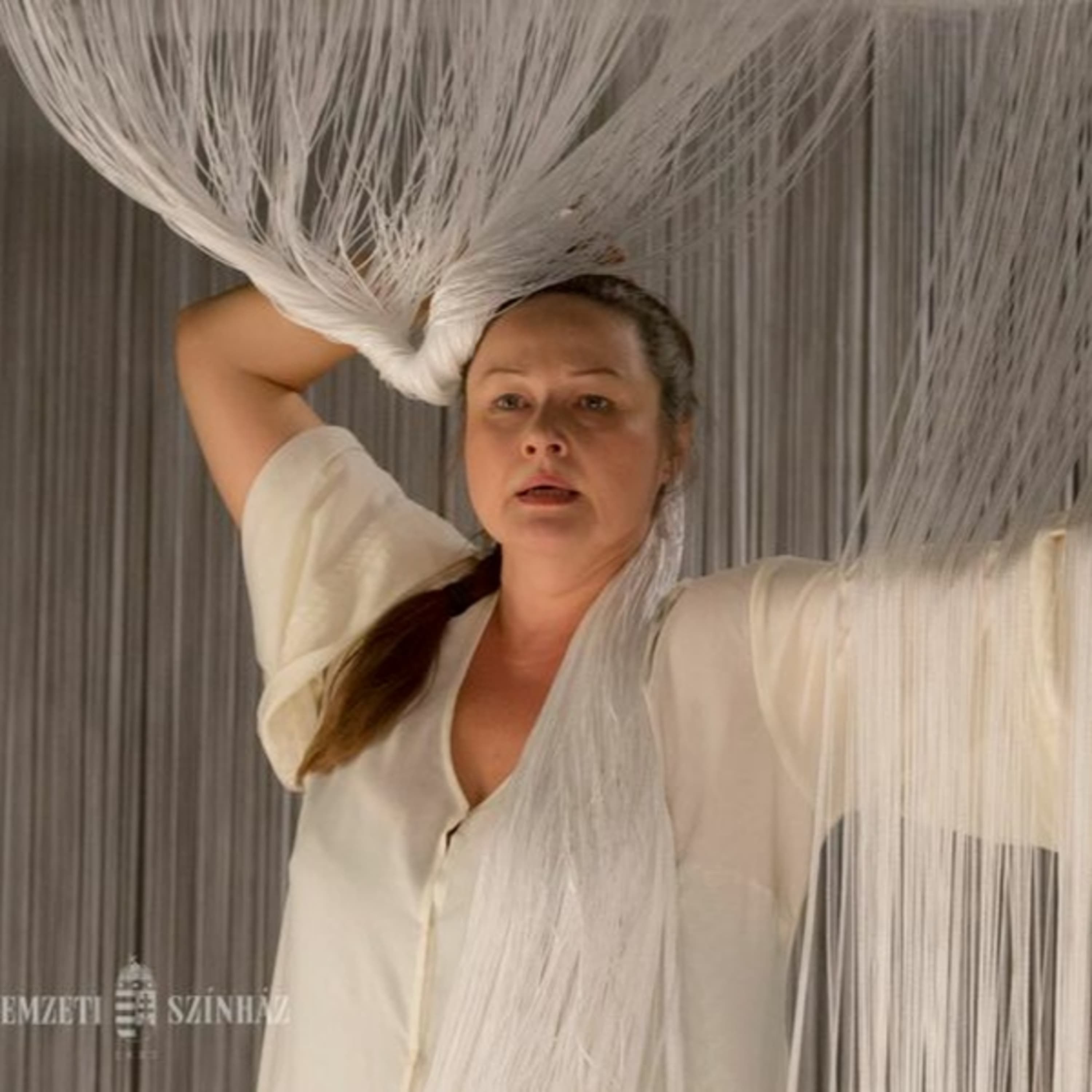 „Itt lüktet bennem” – Kolozsváron is megtekinthető Szűcs Nelli Fedák Sári-estje